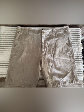 GAP Men’s Flat Front Shorts white and gray striped